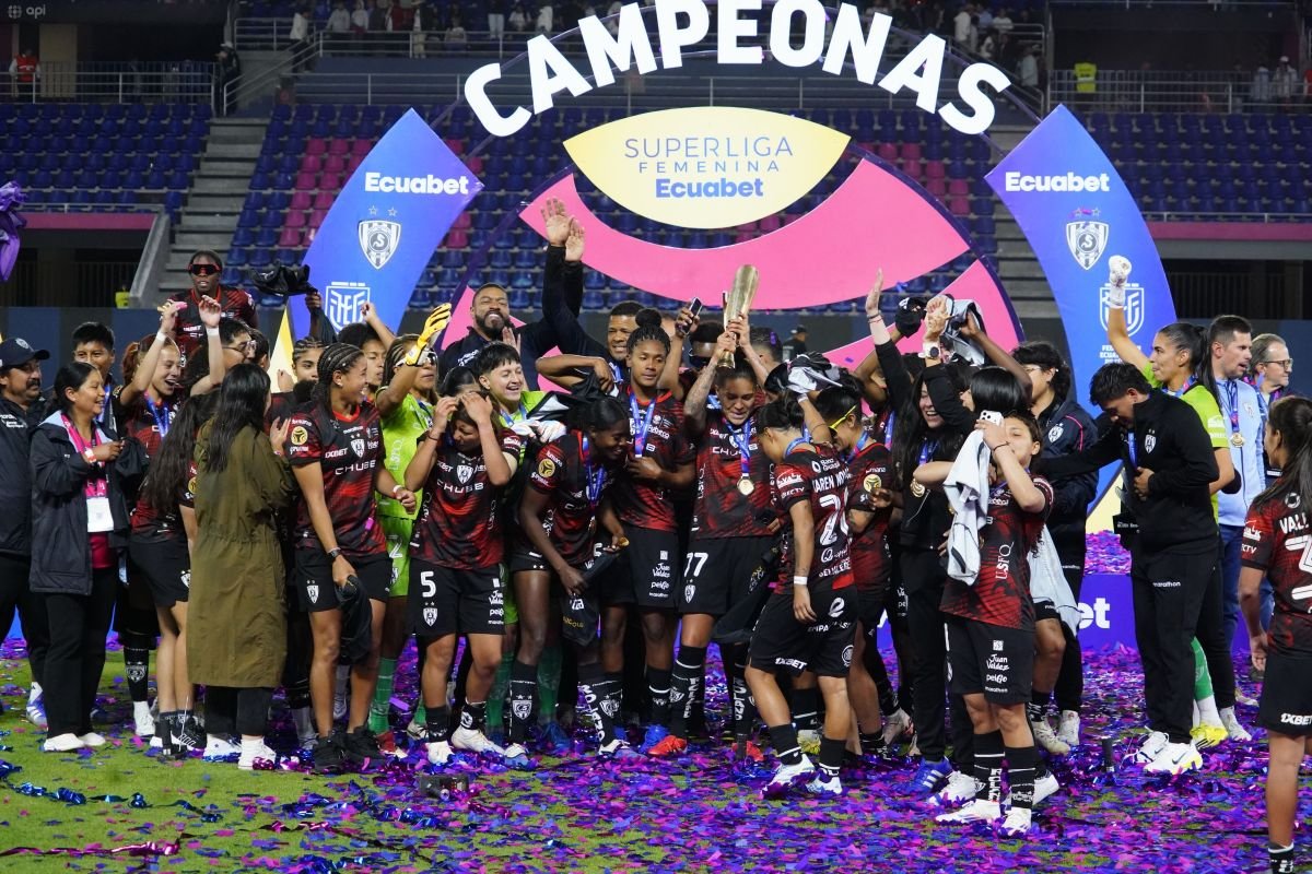 Dragonas IDV festeja con el título de campeona de la Superliga Femenina. Foto: API