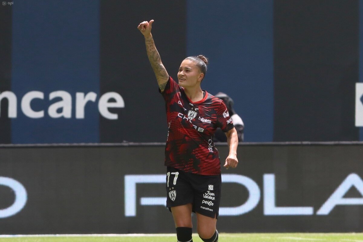 Karen Páez celebrando su gol frente a Universidad Católica