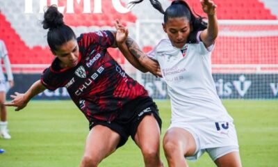 Jugadoras de Dragonas IDV y Guerreras Albas en el estadio Rodrigo Paz. Foto: Dragonas IDV