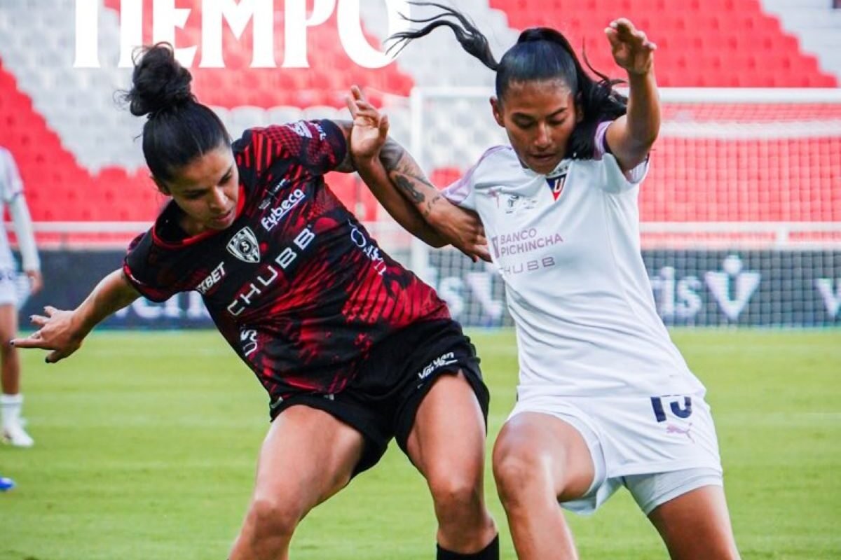 Jugadoras de Dragonas IDV y Guerreras Albas en el estadio Rodrigo Paz. Foto: Dragonas IDV