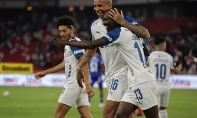 Deyverson abrazando a Janner Corozo en su gol ante Emelec. Foto API