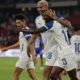 Deyverson abrazando a Janner Corozo en su gol ante Emelec. Foto API