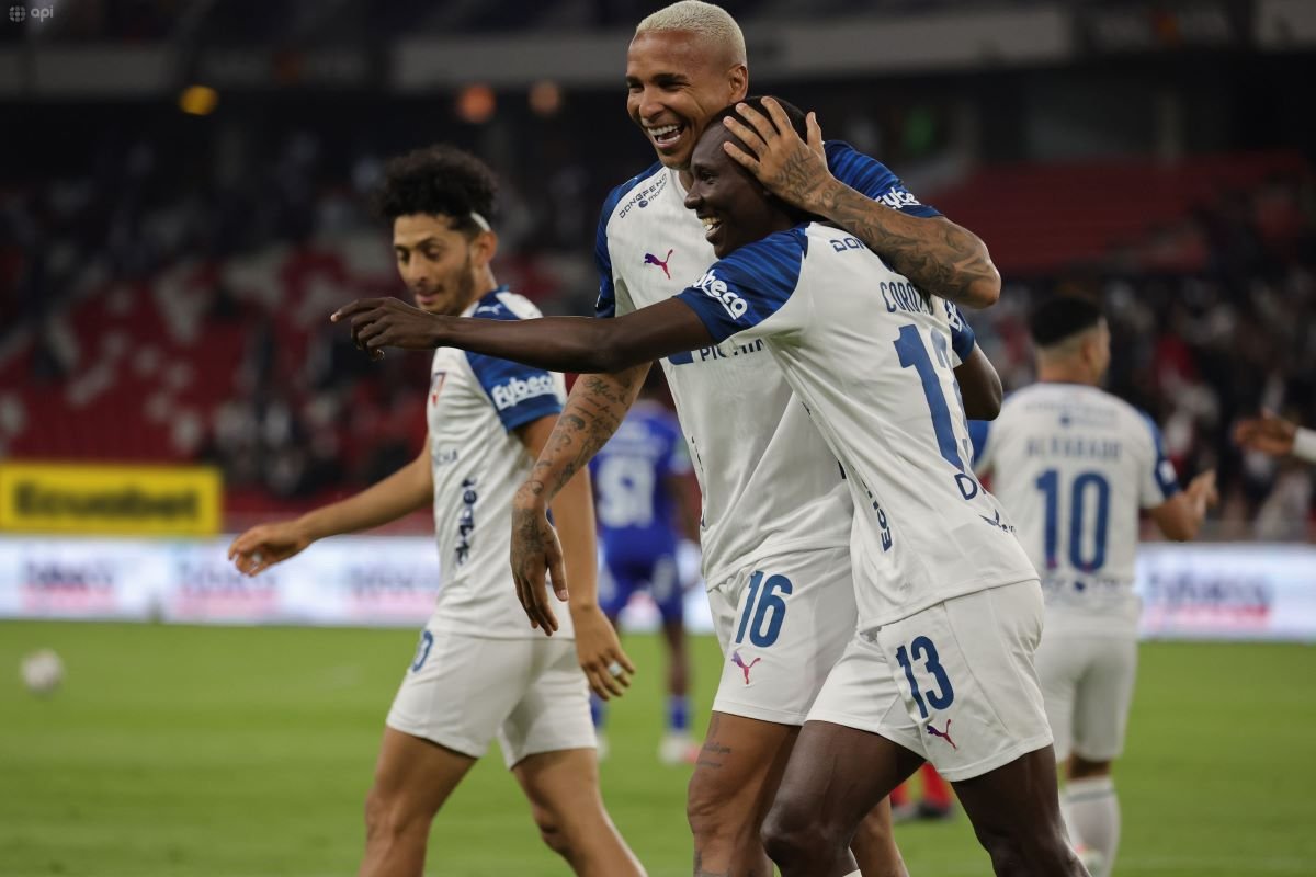 Deyverson abrazando a Janner Corozo en su gol ante Emelec. Foto API