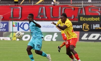Ederson 'Robinho' Quiñónez (der.), de Aucas, marca a un jugador de Libertad. Foto: API