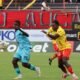 Ederson 'Robinho' Quiñónez (der.), de Aucas, marca a un jugador de Libertad. Foto: API