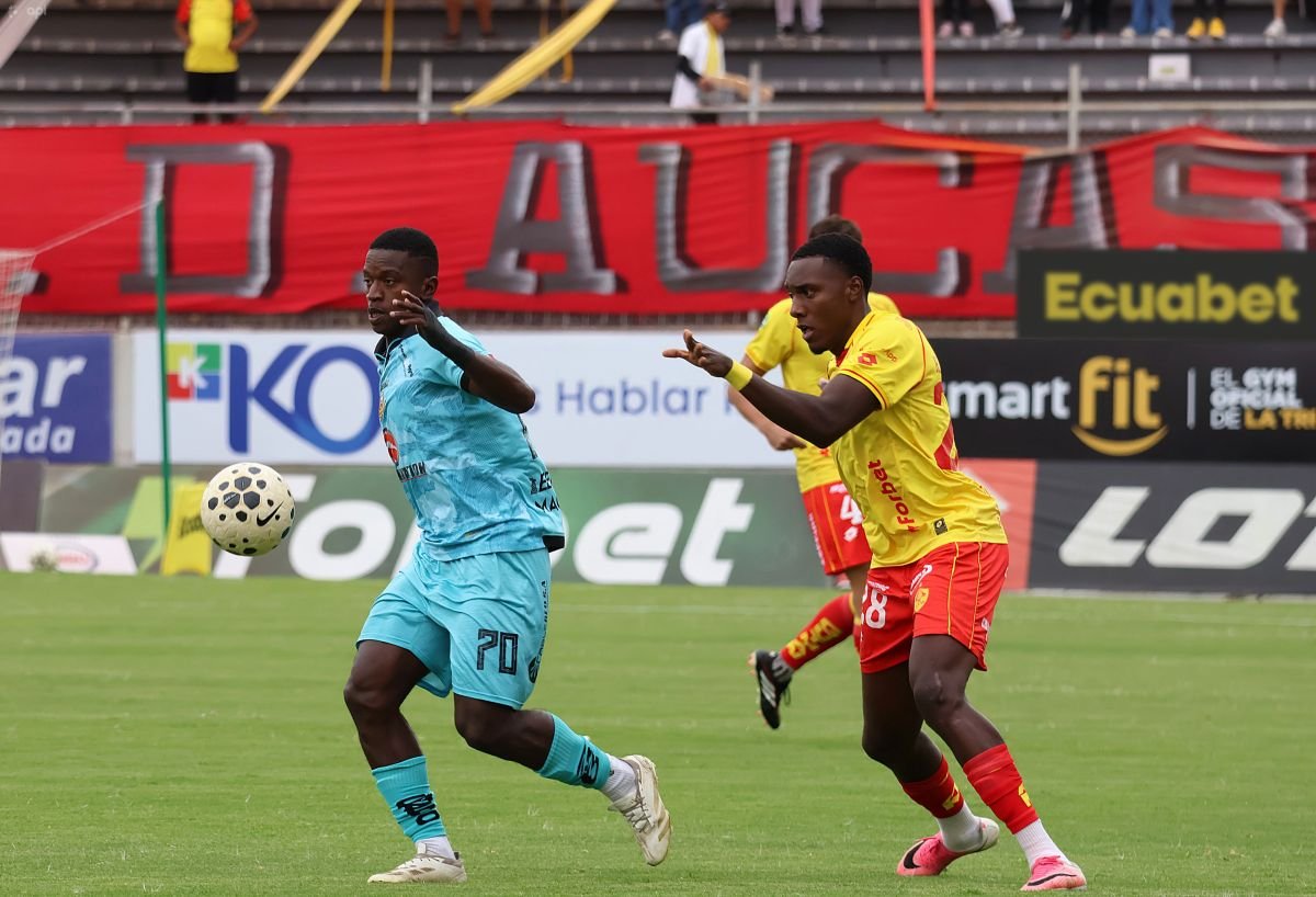 Ederson 'Robinho' Quiñónez (der.), de Aucas, marca a un jugador de Libertad. Foto: API