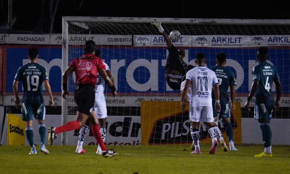 Jugadores de Emelec y Guayaquil City, en el estadio Christian Benítez. Foto: API