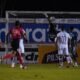 Jugadores de Emelec y Guayaquil City, en el estadio Christian Benítez. Foto: API