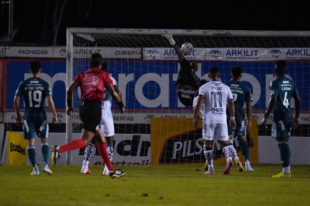 Jugadores de Emelec y Guayaquil City, en el estadio Christian Benítez. Foto: API