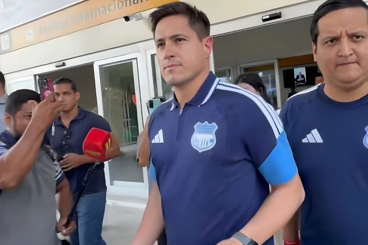 Ezequiel Medrán en los exteriores del aeropuerto José Joaquín de Olmedo en Guayaquil. Foto Captura de pantalla