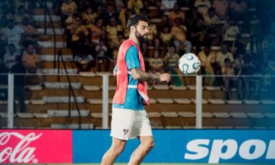Gian Allala domina el balón en la cancha de Mirassol. foto: LDU