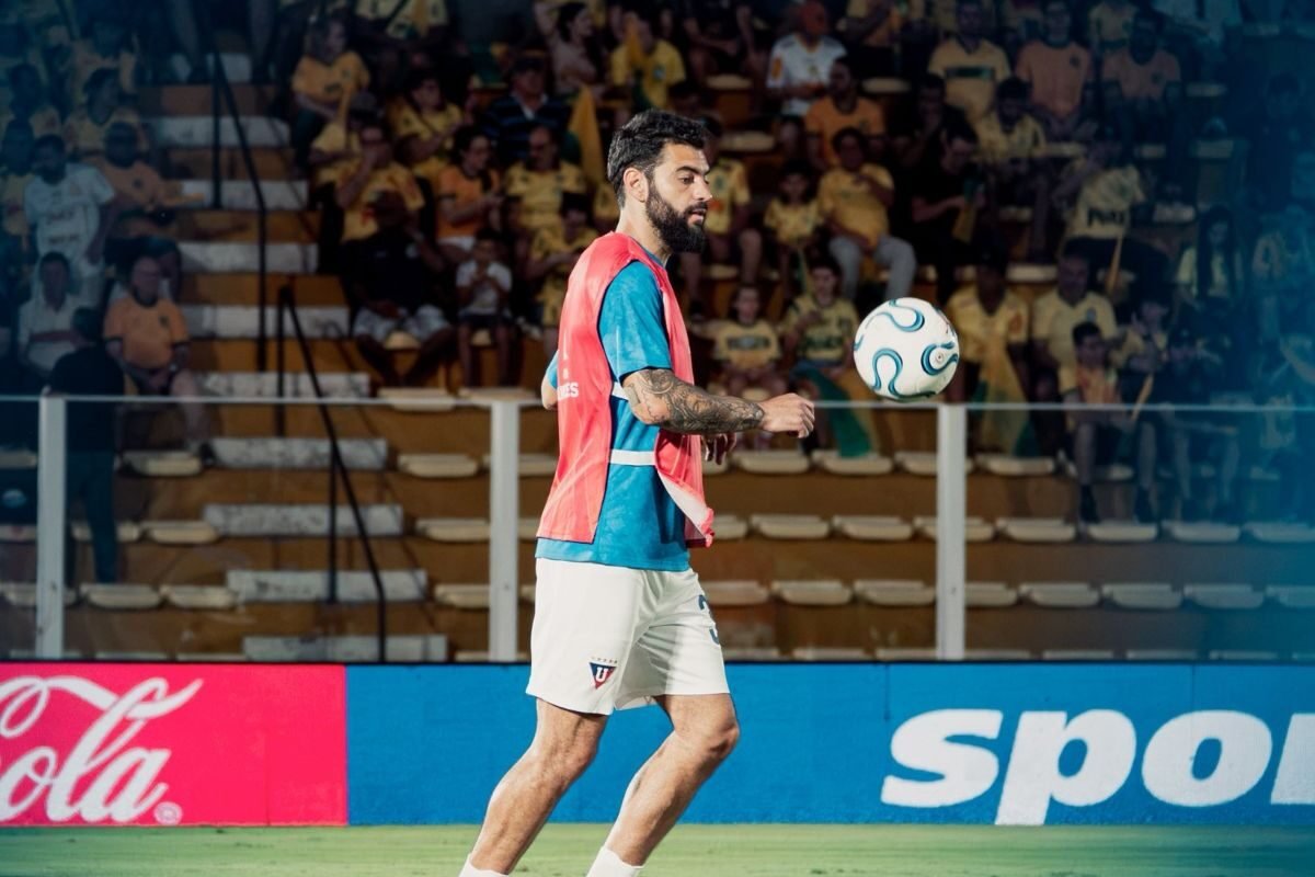 Gian Allala domina el balón en la cancha de Mirassol. foto: LDU
