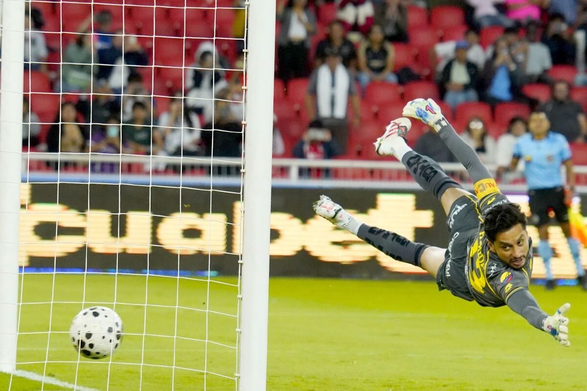Michael Estrada anotó el gol de penal a Hamilton Piedra. Foto: API