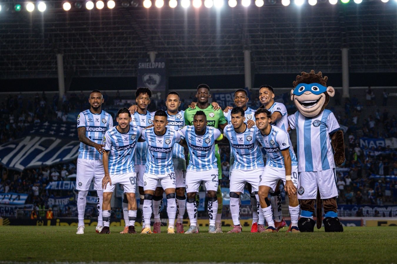 La plantilla de Guayaquil City con Miller Bolaños y Dixon Arroyo. Foto: Guayaquil City