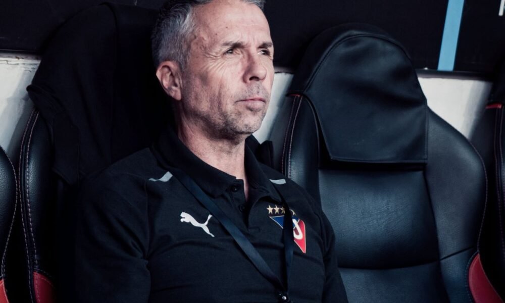 Gustavo Álvarez en la banca durante el partido de Liga frente a Mirassol. Foto LDU