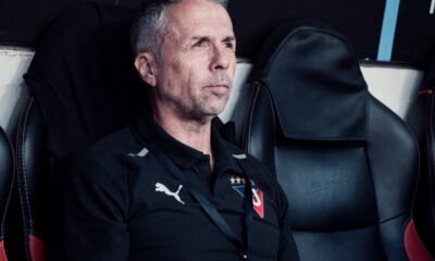 Gustavo Álvarez en la banca durante el partido de Liga frente a Mirassol. Foto LDU