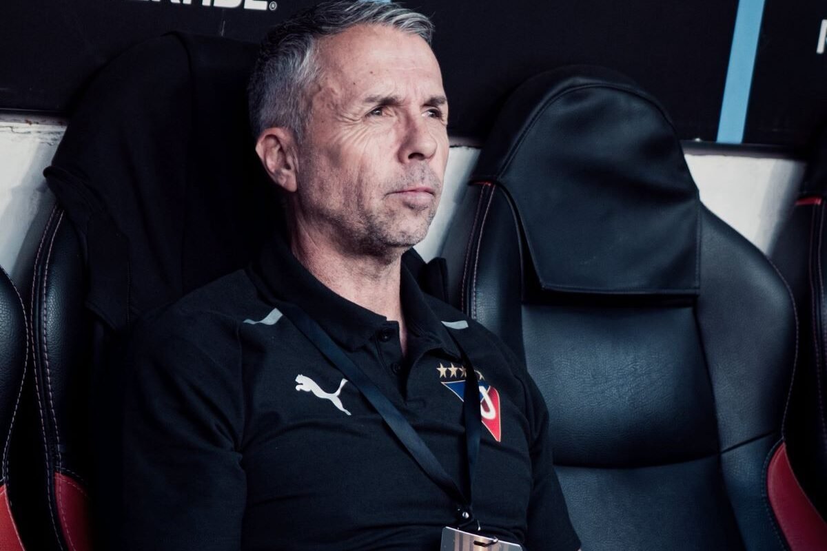 Gustavo Álvarez en la banca durante el partido de Liga frente a Mirassol. Foto LDU