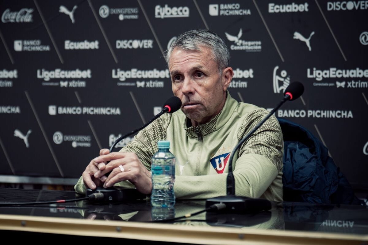 Gustavo Álvarez en rueda de prensa posterior al partido con IDV. Foto LDU
