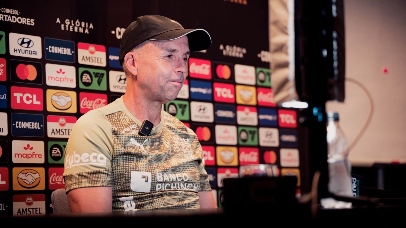 Gustavo Álvarez en rueda de prensa previo a Copa Libertadores. Foto LDU