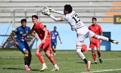 Hamilton Piedra, golero de Aucas, en el juego ante Delfín. Foto: API