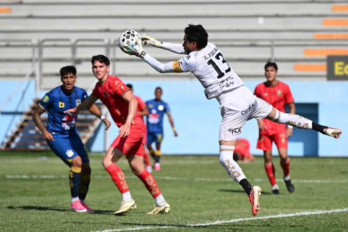 Hamilton Piedra, golero de Aucas, en el juego ante Delfín. Foto: API