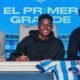 Alberto Campo después de firmar su primer contrato como profesional con Racing de Avellaneda