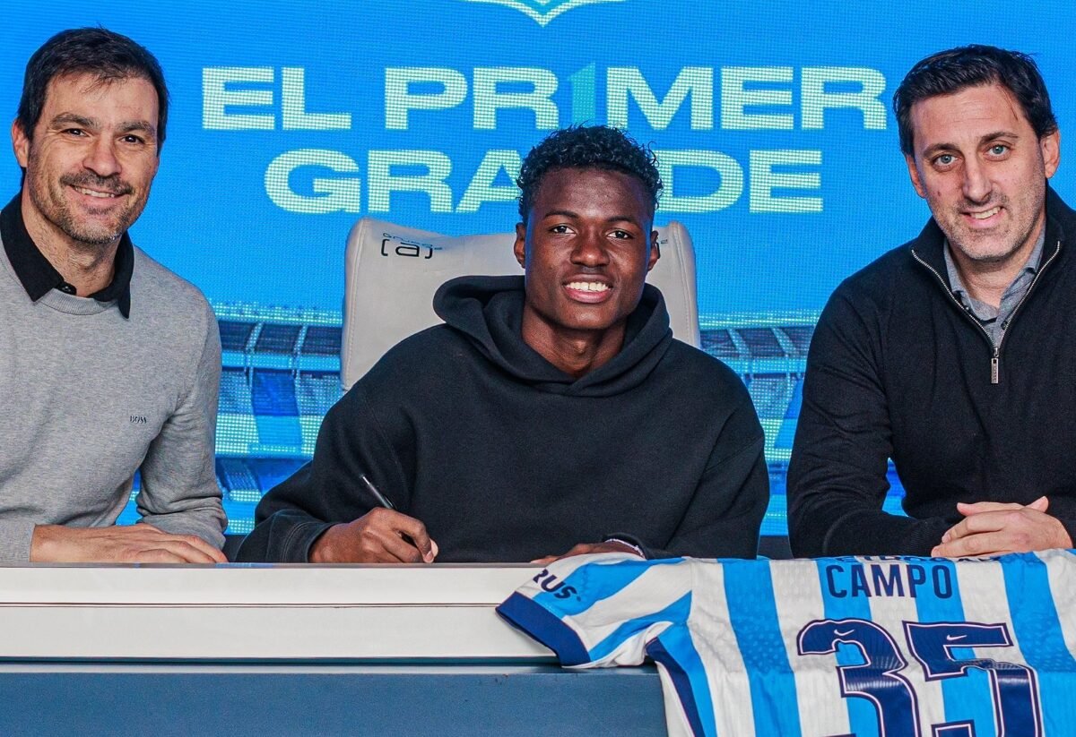 Alberto Campo después de firmar su primer contrato como profesional con Racing de Avellaneda