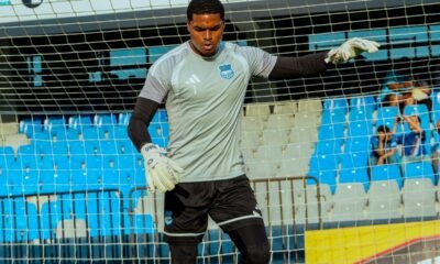 Mario Valero, de Emelec, calienta para el partido ante Leones FC. Foto: Emelec