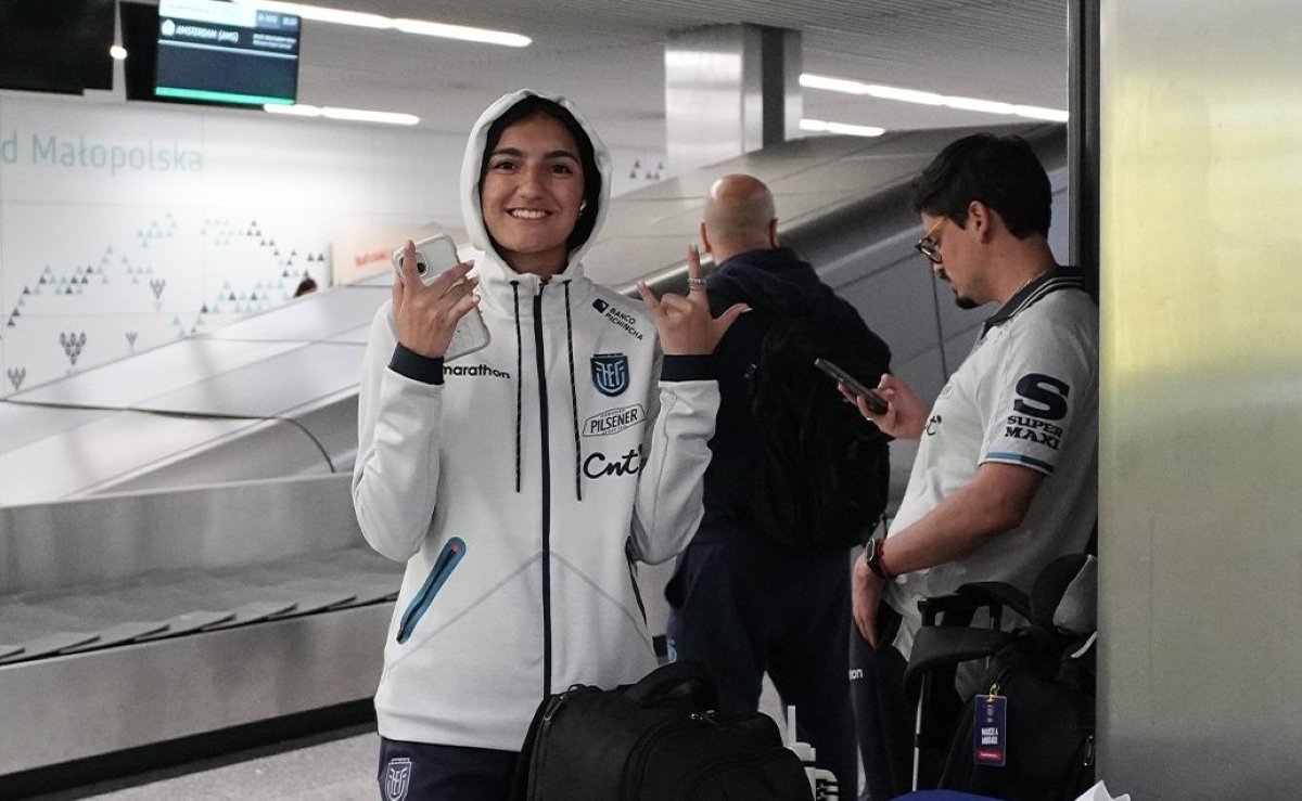 Doménica Palacios, arquera de Ecuador Sub-20, en el aeropuerto de Polonia. Foto: LaTri