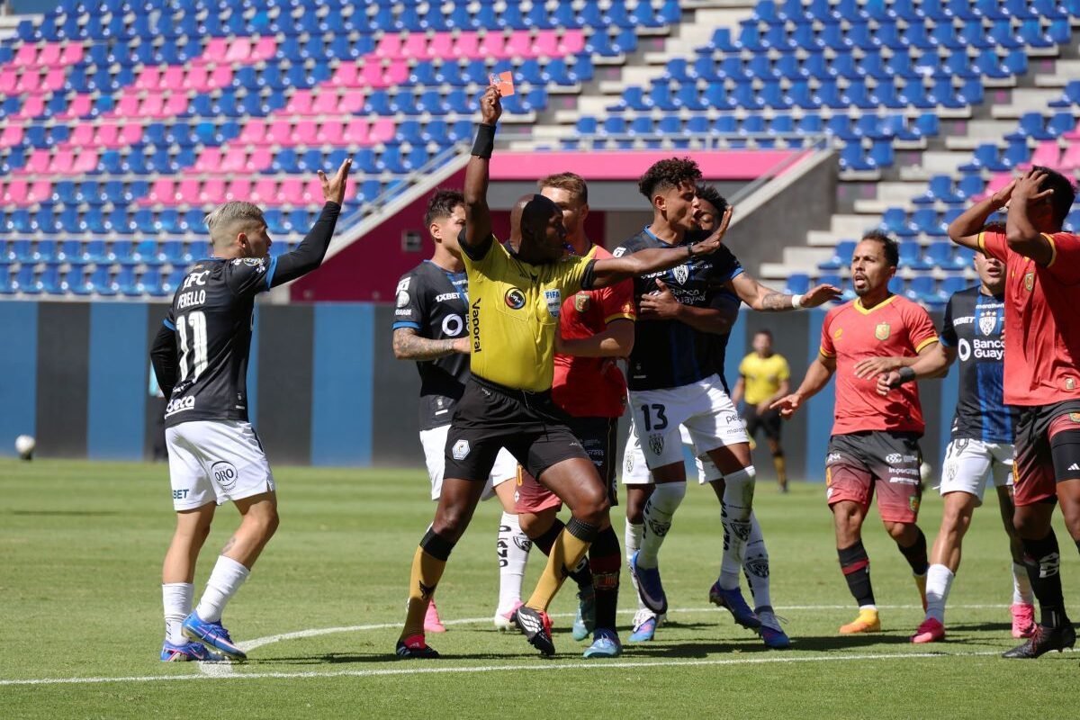 Independiente del Valle ante Deportivo Cuenca. Foto: API