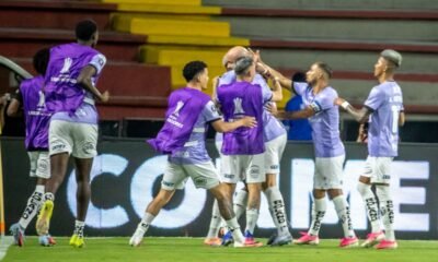 Los jugadores del Independiente del Valle (IDV) festejan el gol de Arón Rodríguez. Foto: Conmebol