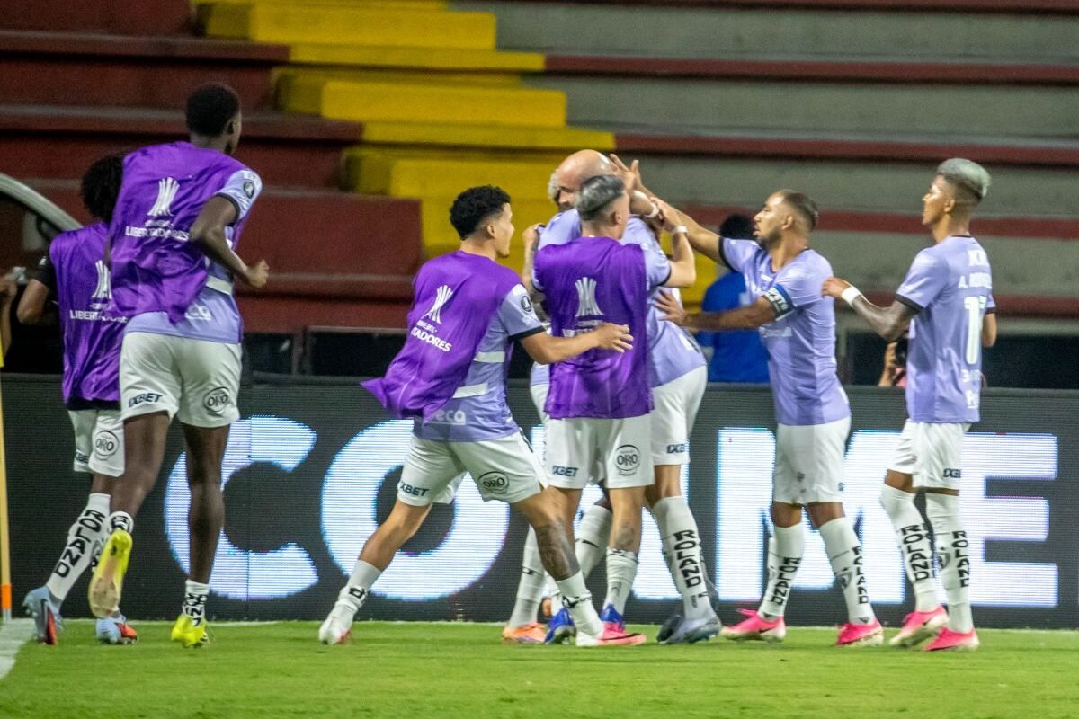 Los jugadores del Independiente del Valle (IDV) festejan el gol de Arón Rodríguez. Foto: Conmebol