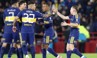 Plantel de Boca Juniors celebrando el gol de Santiago Ascacibar
