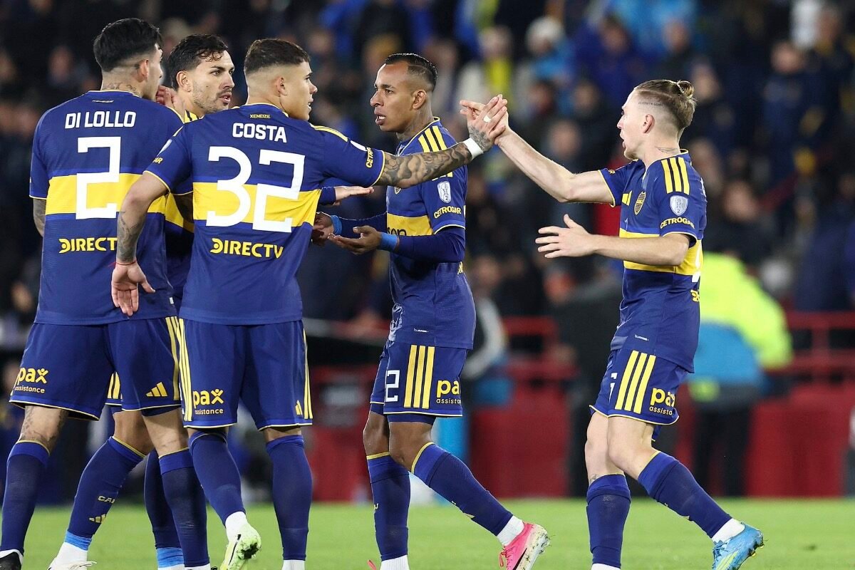 Plantel de Boca Juniors celebrando el gol de Santiago Ascacibar