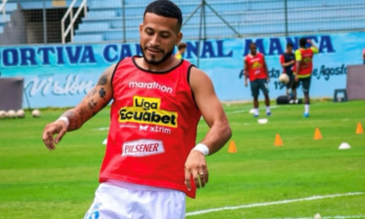 Robert Burbano en el calentamiento con Manta FC