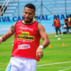 Robert Burbano en el calentamiento con Manta FC