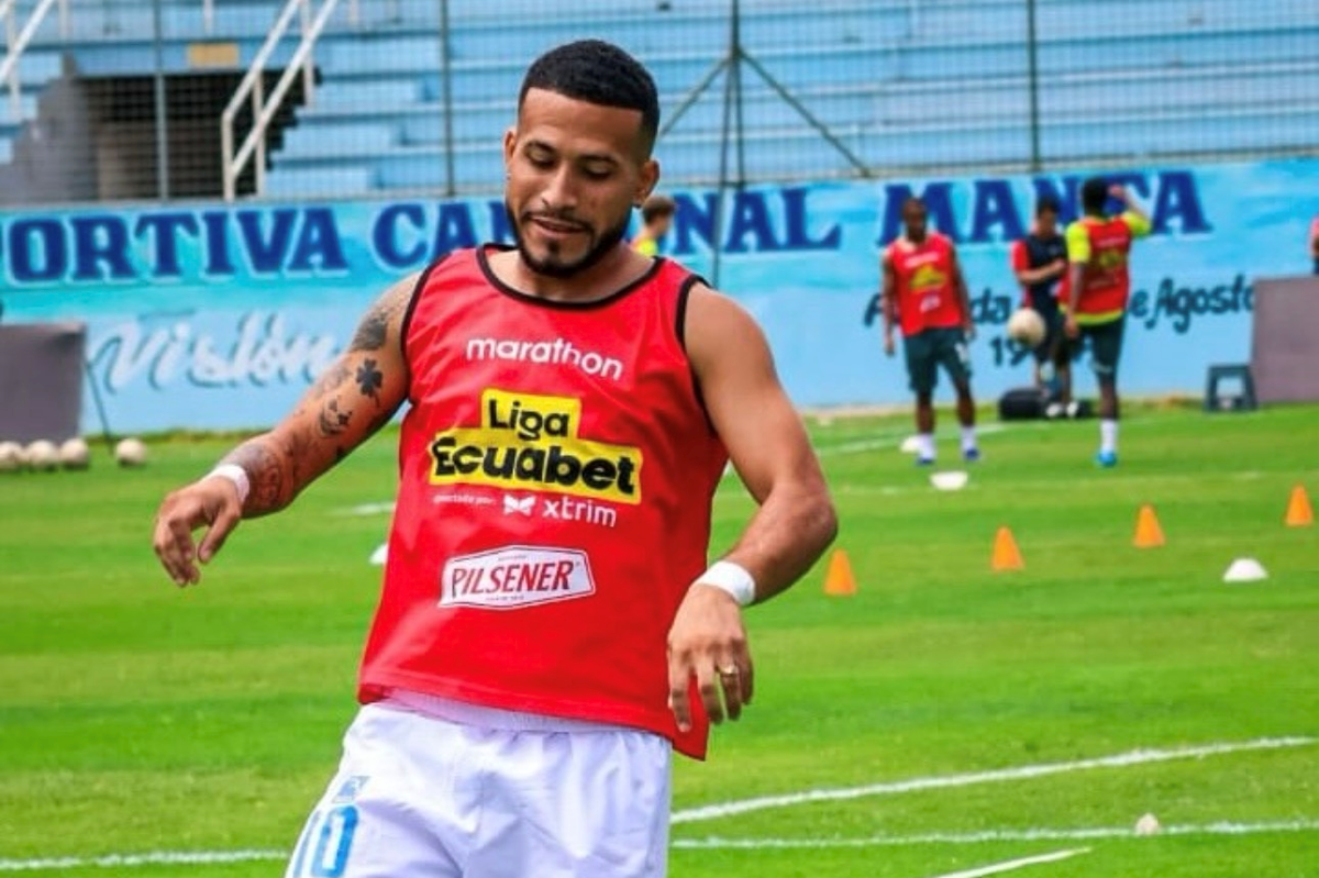 Robert Burbano en el calentamiento con Manta FC