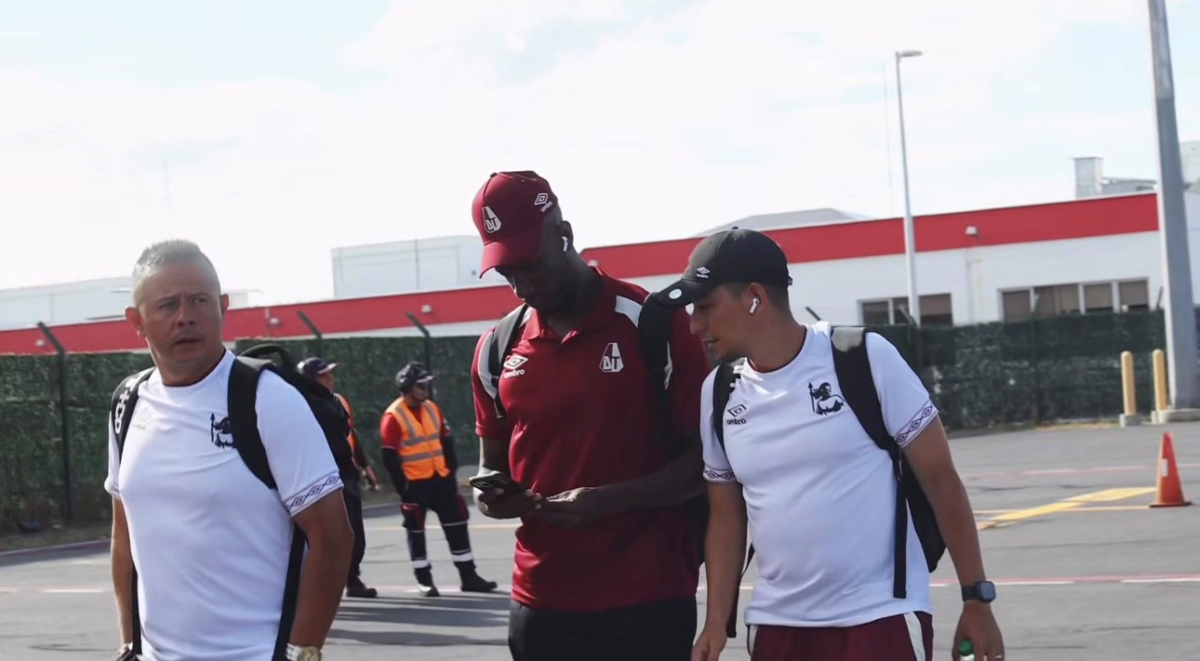Deportes Tolima arriba al Aeropuerto Internacional Mariscal Sucre de Quito. Foto: Deportes Tolima