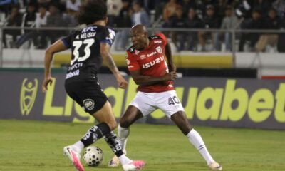 Andy Velasco, de Independiente del Valle, con Juan Luis Anangonó, de Leones FC. Foto: API