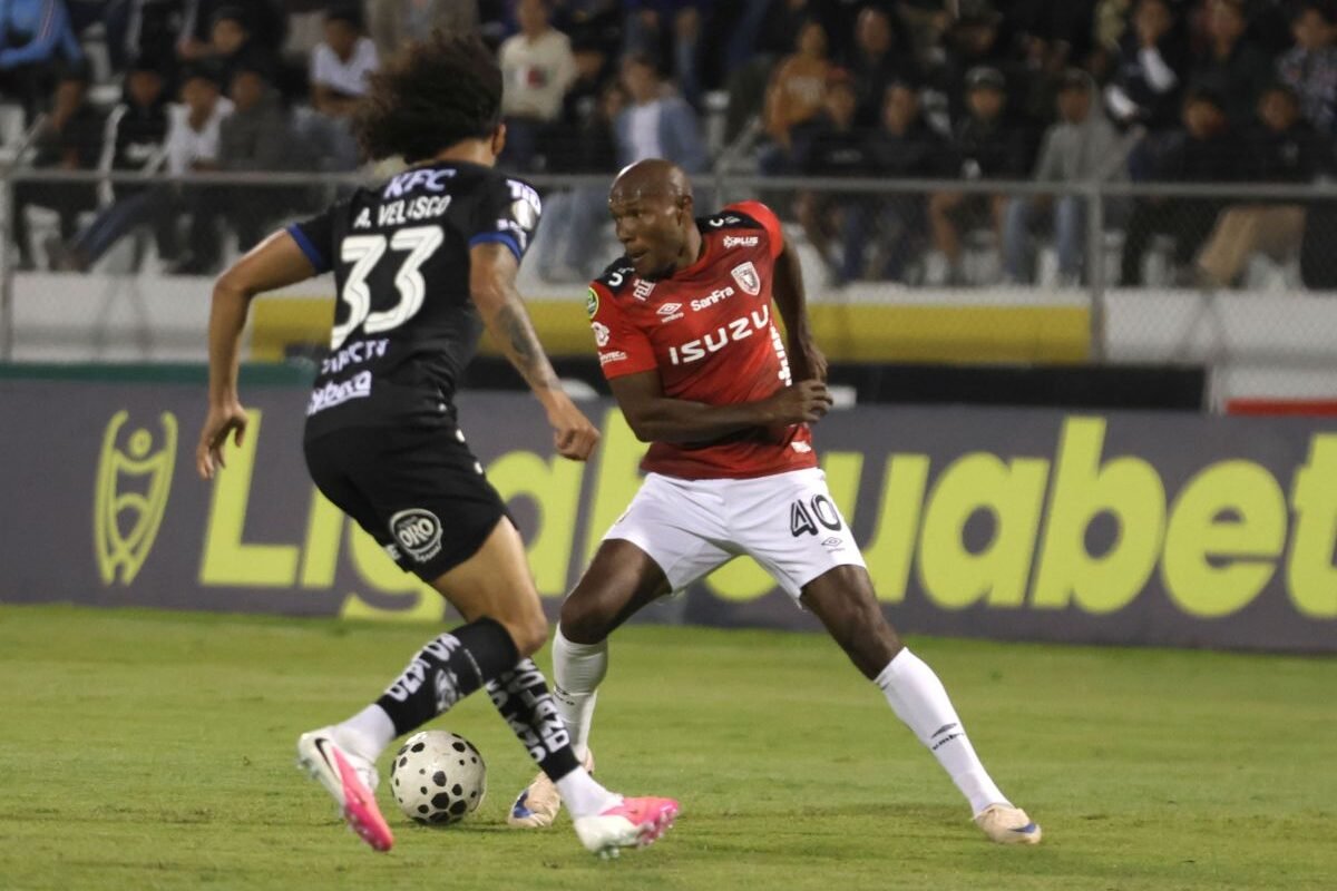 Andy Velasco, de Independiente del Valle, con Juan Luis Anangonó, de Leones FC. Foto: API