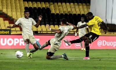 Jefferson Wila (der.), de Barcelona SC, remata ante jugadores de Orense. Foto: API