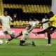 Jefferson Wila (der.), de Barcelona SC, remata ante jugadores de Orense. Foto: API