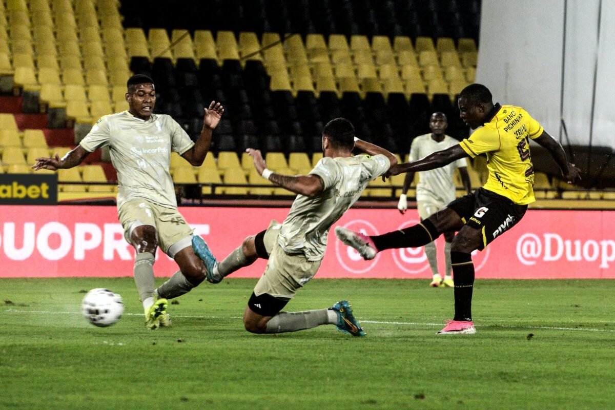 Jefferson Wila (der.), de Barcelona SC, remata ante jugadores de Orense. Foto: API