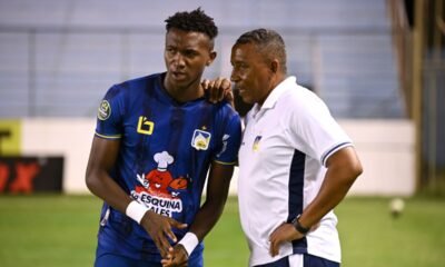 Jesús Castillo y Juan Carlos León en el partido de Delfín ante Macará. Foto API