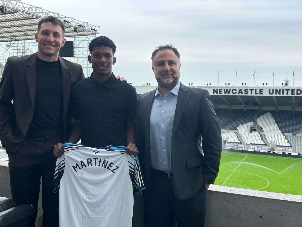 Johan Martínez en el estadio de Newcastle. Foto Attacantti