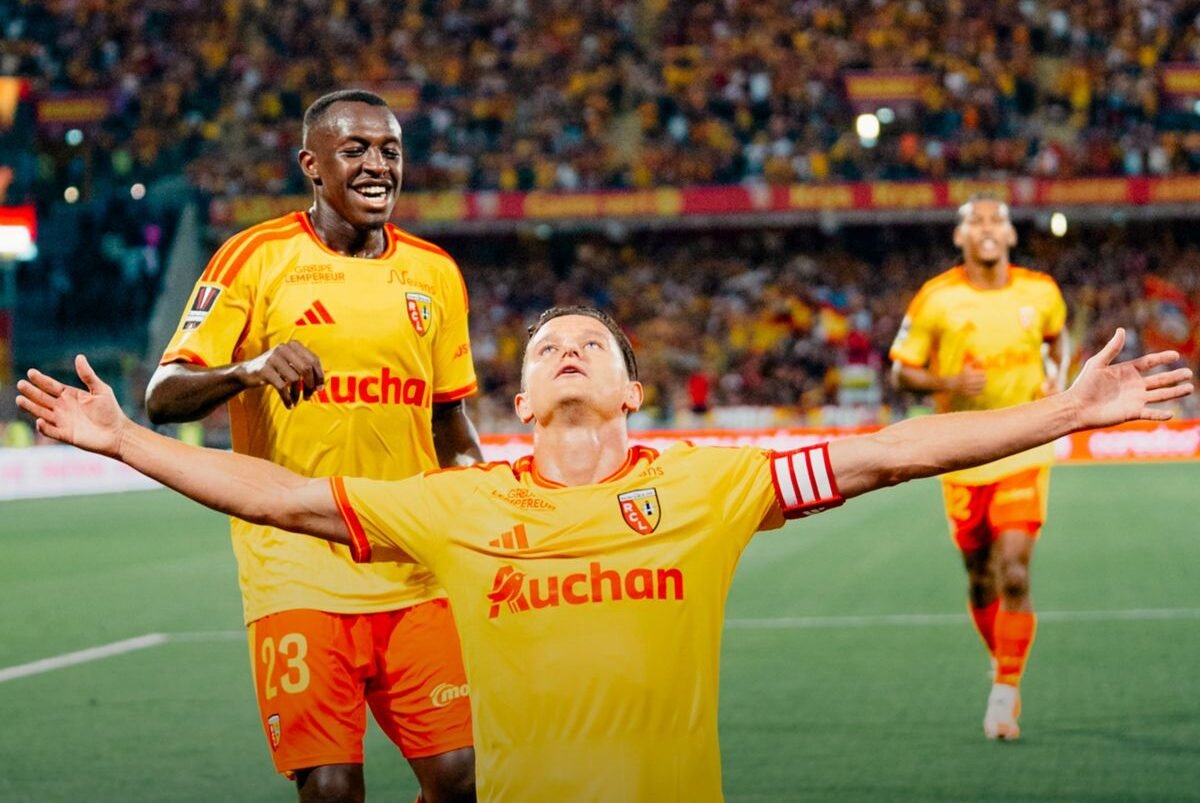 Florian Thauvin celebra el gol de Lens ante el PSG. Foto: Ligue 1