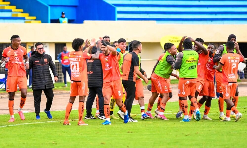 Los jugadores de Libertad FC celebran un gol de su equipo ante Católica. Foto: API