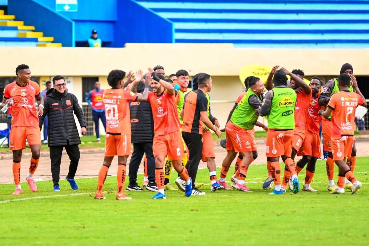 Los jugadores de Libertad FC celebran un gol de su equipo ante Católica. Foto: API