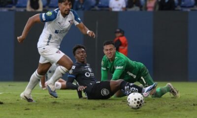 Luis Segovia y Gonzalo Valle, de Liga de Quito, con Djorkaeff Reasco, de IDV, el 19 de abril del 2026. Foto: API