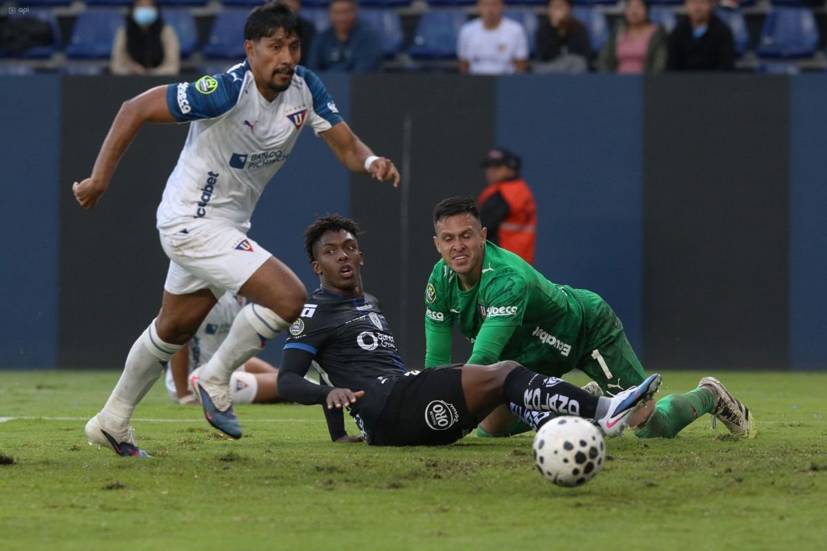 Luis Segovia y Gonzalo Valle, de Liga de Quito, con Djorkaeff Reasco, de IDV, el 19 de abril del 2026. Foto: API
